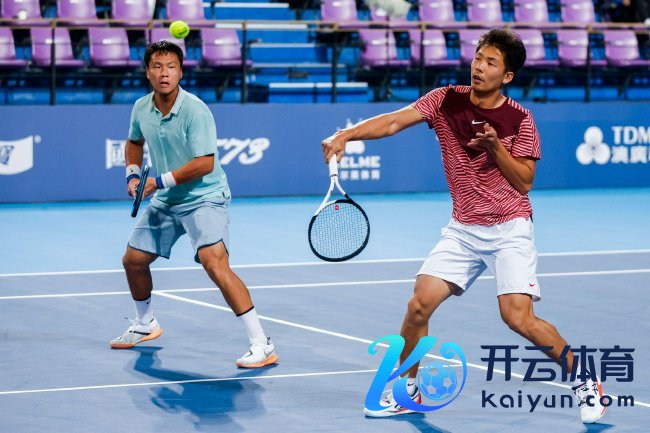 杨子江（左 ）、郑宝罗（右）